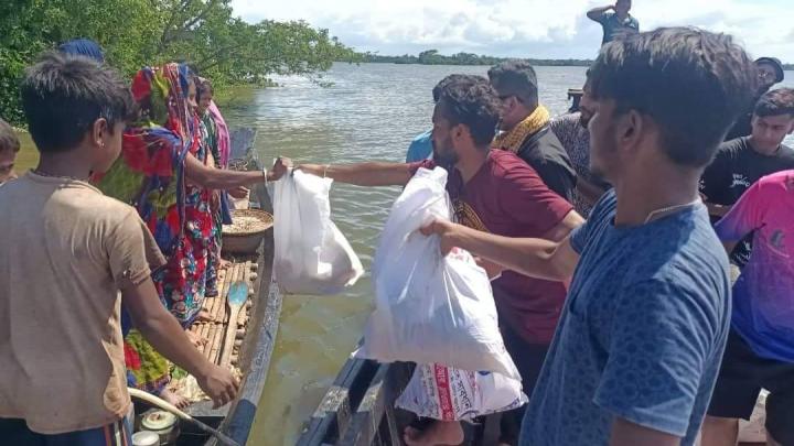 সিলেটে ত্রাণ সামগ্রী বিতরণে পলাশের স্বেচ্ছাসেবী সংগঠন 