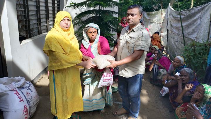 তাহিরপুরে স্বজন সমাবেশের উদ্যোগে শিশুখাদ্যসহ ত্রাণ বিতরণ 