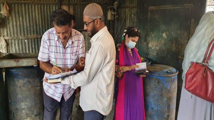 নরসিংদীতে অস্বাস্থ্যকর পরিবেশে চানাচুর তৈরি, ১ লাখ টাকা জরিমানা 