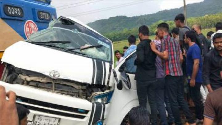 মিরসরাইয়ে ট্রেনের ধাক্কায় মাইক্রোবাসের ১১ যাত্রী নিহত