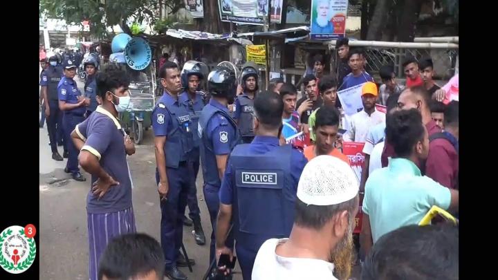 নরসিংদীতে ছাত্রলীগের দুই গ্রুপের কর্মসূচিতে পুলিশের সাথে হাতাহাতি