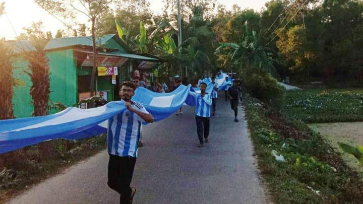 পলাশে দুই হাজার ফুট লম্বা পতাকায় ভক্তদের বিশাল র‌্যালি