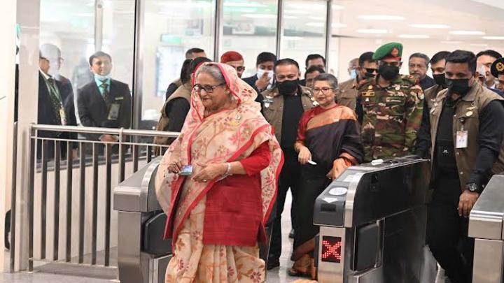 মেট্রোরেলের প্রথম যাত্রী হলেন প্রধানমন্ত্রী
