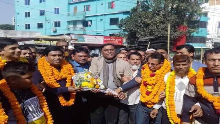 নরসিংদীতে কারামুক্ত বিএনপি নেতাদের বরণ করলেন মনজুর এলাহী 