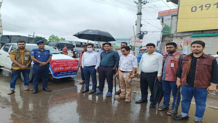 ঈদযাত্রা নির্বিঘ্ন রাখতে নরসিংদীর মহাসড়কে জেলা প্রশাসনের তৎপরতা 