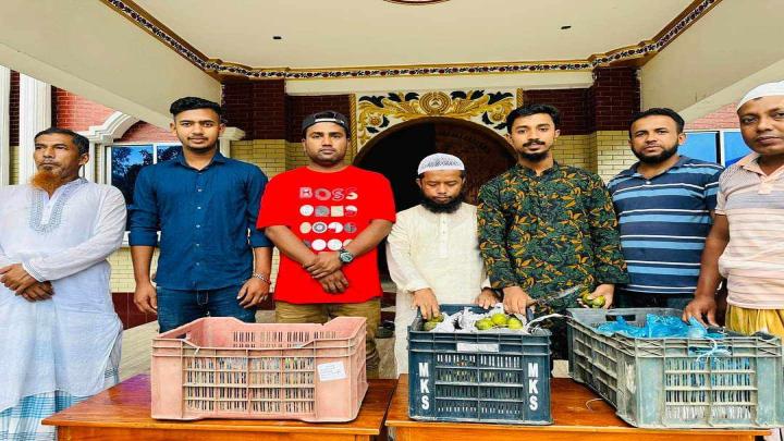 নরসিংদীতে স্বেচ্ছাসেবী সংগঠন ফোরামের ফল বিতরণ 
