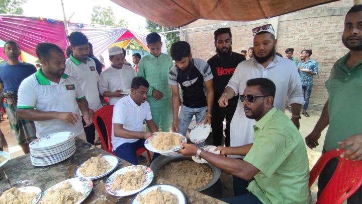 মাধবদীতে এক বেলা রান্না করা খাবার খাওয়ালো 'মানবতার হোটেল'