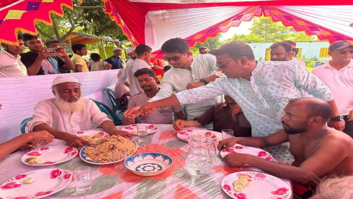 নরসিংদীতে দুস্থ মানুষকে একবেলা খাবার খাওয়ালো 'মেহমানখানা' 