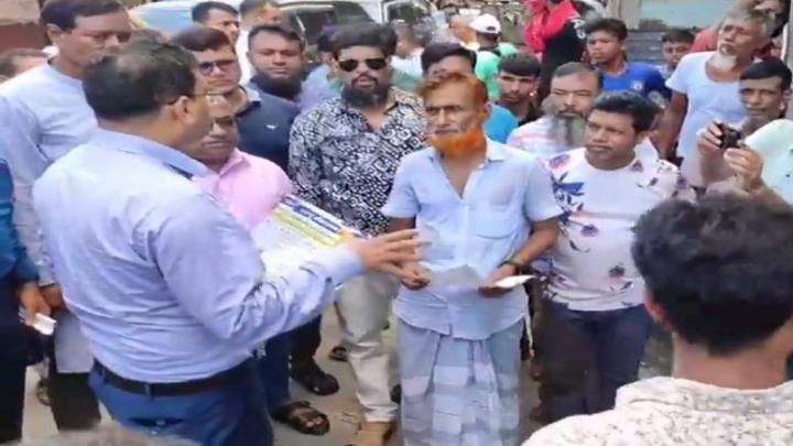 নরসিংদীতে ডেঙ্গু প্রতিরোধে জনসচেনতামূলক লিফলেট বিতরণ