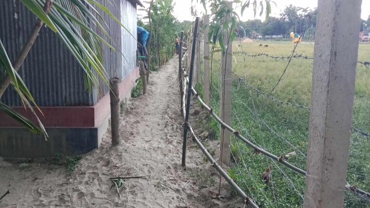 শিবপুরে রাস্তায় বাঁশের বেড়া,দুর্ভোগে পড়েছেন ১৫ পরিবার