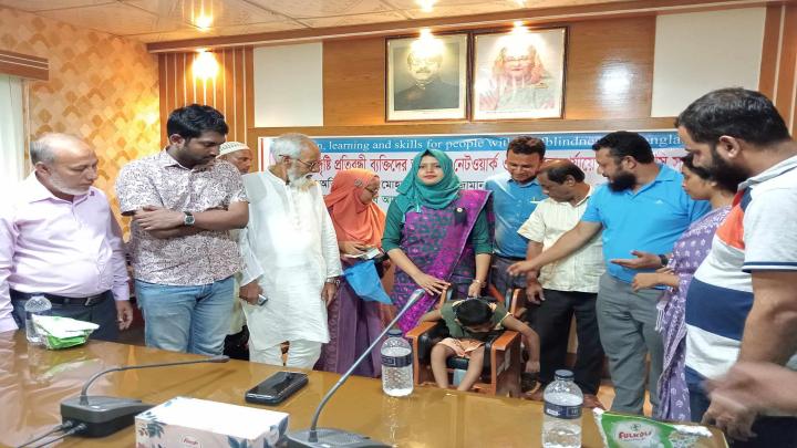 বেলাবতে যুব শ্রবণদৃষ্টি প্রতিবন্ধী ব্যক্তিদের মাঝে উপকরণ বিতরণ 