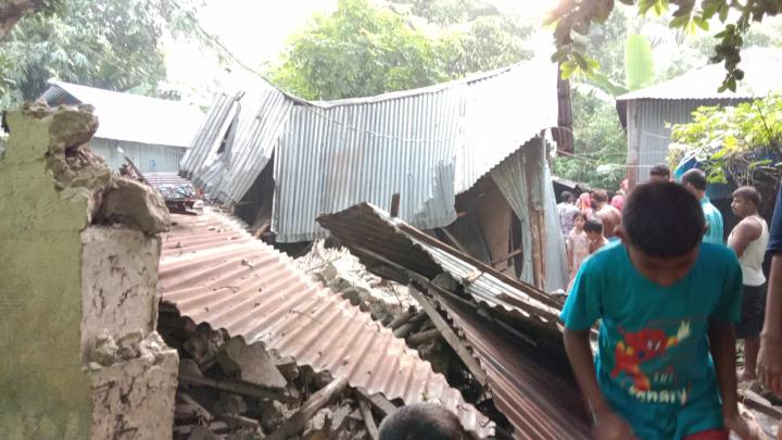 শিবপুরে মাটির ঘর ভেঙ্গে স্বামী স্ত্রীসহ তিনজন আহত