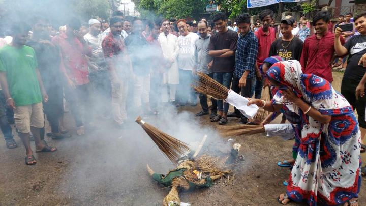 নরসিংদীতে কামরুলের ফাঁসির দাবিতে বিক্ষোভ, কুশপুত্তলিকা দাহ