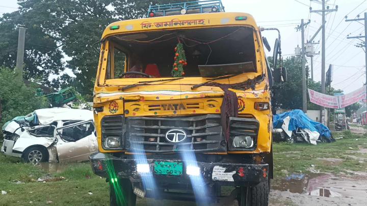 শিবপুরে ট্রাক-মাইক্রোবাস সংঘর্ষে প্রাণ গেলো ৭ জনের 