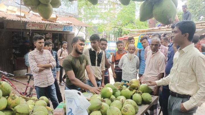 নরসিংদী ভোক্তা অধিকার সংরক্ষণ'র অ‌ভিযান, ডাবের মূল্য বেশি রাখায় জরিমানা