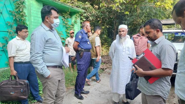 নরসিংদীতে জনবসতি এলাকা থেকে পোল্ট্রি খামার সরানোর নির্দেশ