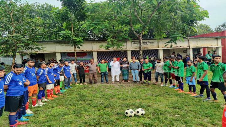 শিবপুরে শহীদ আসাদ স্মৃতি ফুটবল টুর্নামেন্টের প্রথম সেমি ফাইনাল অনুষ্ঠিত 