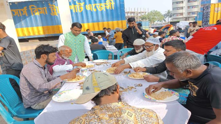 মাধবদীতে গরীব অসহায় মানুষকে আবারো খাওয়ালেন মানবতার হোটেল 