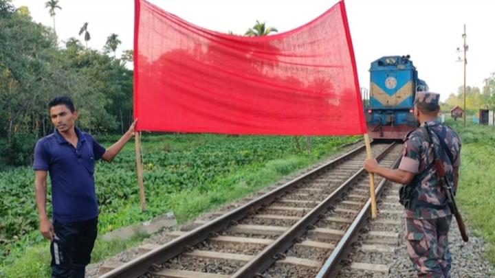 নরসিংদীতে লাল পতাকায় রক্ষা পেলো ট্রেন দুর্ঘটনা