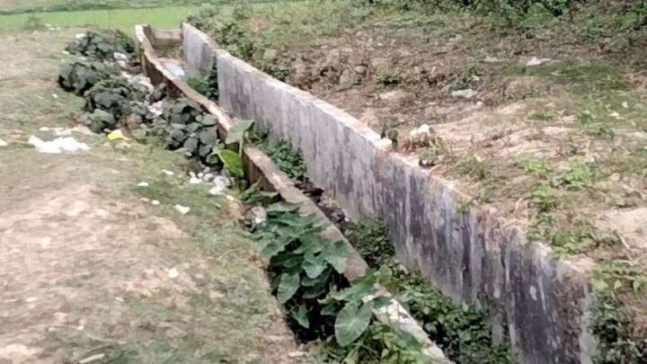 রায়পুরায় ড্রেন নির্মাণে নিম্ন মানের সামগ্রী ব্যবহারের অভিযোগ
