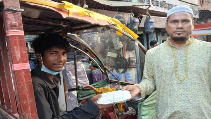 নরসিংদীতে ব্যবসায়ী নেতা রুবেলর উদ্যোগে ইফতার বিতরণ 