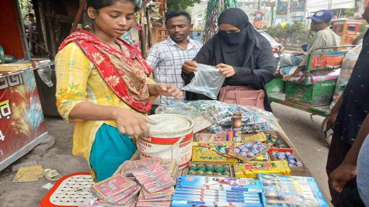 নরসিংদীর বাজির মোড়ে ২৫ বছর পর খোলা বাজারে বাজি বিক্রি