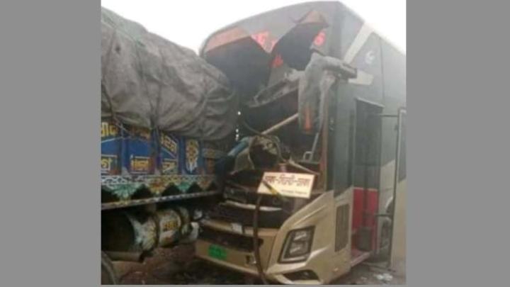রায়পুরায় বাস ট্রাকের সংঘর্ষে নিহত ১, আহত ৩