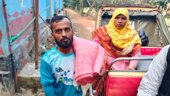 শিবপুরে শীতার্ত প্রতিবন্ধীদের বাড়ি বাড়ি ঘুরে শীতবস্ত্র বিতরণ