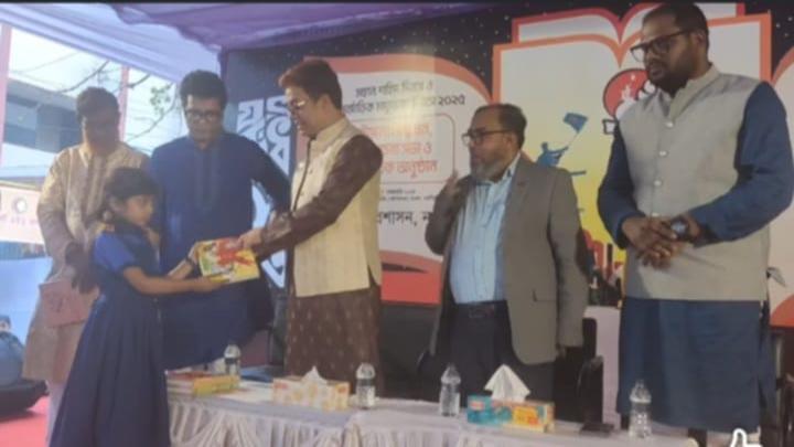 'শিক্ষার্থীদের মোবাইল আসক্তি থেকে ফেরাতে তাদের হাতে বই তুলে দিতে হবে'