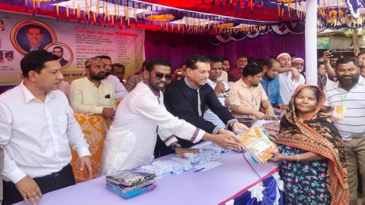 নরসিংদীতে অসহায় মানুষের মাঝে ঈদ সামগ্রী বিতরণ 