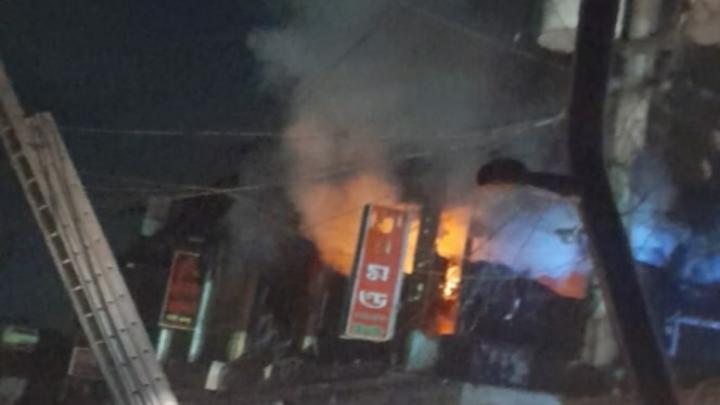 নরসিংদী বাজারে টেইলার্সে অগ্নিকাণ্ডে বিপুল পরিমাণ ক্ষয়ক্ষতি