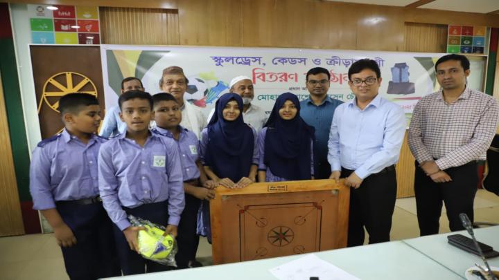 নরসিংদীতে সুবিধা বঞ্চিত শিক্ষার্থীদের মাঝে স্কুল ড্রেসসহ ক্রীড়া সামগ্রী বিতরণ 