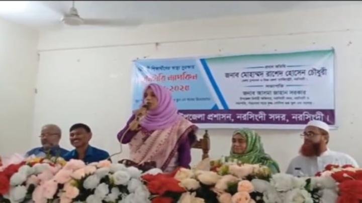 মাধ্যমিক বিদ্যালয়ে কিশোরী শিক্ষার্থীদের মাঝে স্যানেটরী ন্যাপকিন বিতরণ 