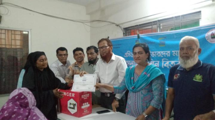নরসিংদীতে এসিড সারভাইভারদের মাঝে সেলাই মেশিন বিতরণ 