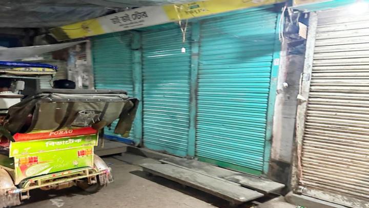 নরসিংদী বাজারে ব্যবসায়ীর উপর সন্ত্রাসী হামলা, প্রতিবাদে দোকানপাট বন্ধ