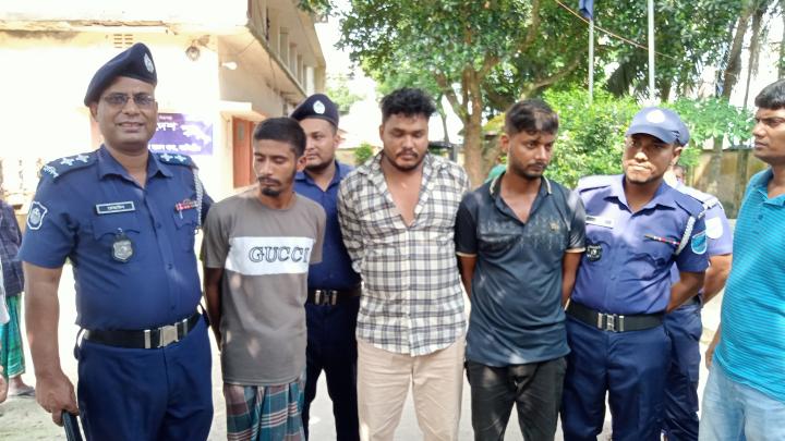 শিবপুরে লুণ্ঠিত ১৮৫ বস্তা চাল উদ্ধার,  ৩ ডাকাত গ্রেফতার 