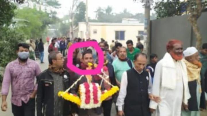 নরসিংদীতে ওয়ার্ড আ'লীগ নেতাকে ধরে পুলিশে সোপর্দ