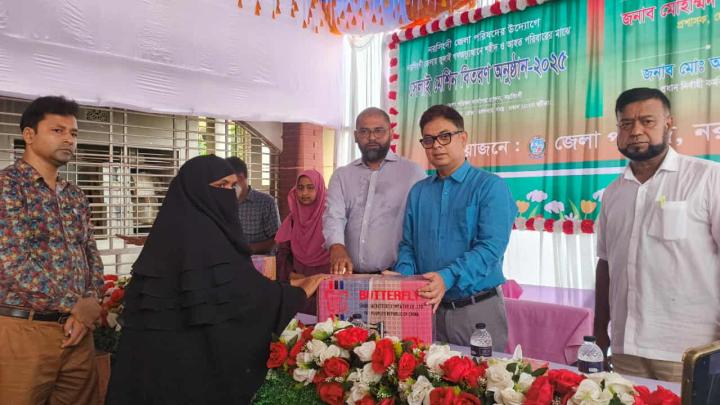 নরসিংদীতে জুলাই গণঅভ্যুত্থানে শহীদ ও আহত পরিবারের মাঝে সেলাই মেশিন বিতরণ 