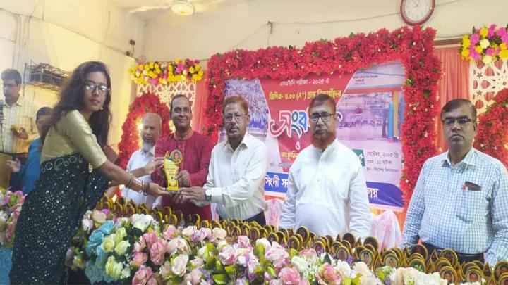 নরসিংদী সরকারি বালিকা উচ্চ বিদ্যালয়ে জিপিএ-৫ প্রাপ্ত শিক্ষার্থীদের সংবর্ধনা 