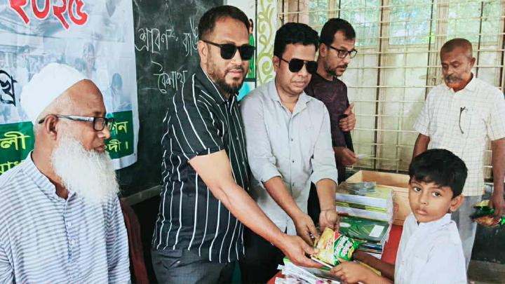 কাজী সোহরাব আলী ফাউন্ডেশন কর্তৃক শিক্ষা উপকরণ বিতরণ 