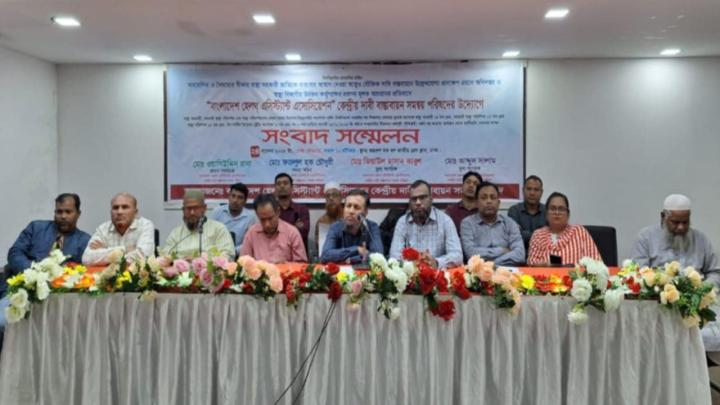 ফের কর্মবিরতিতে যাচ্ছেন স্বাস্থ্য সহকারীরা