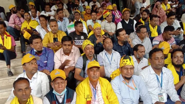 অধিদপ্তরের সামনে স্বাস্থ্য সহকারীদের অবস্থান, জিও জিও স্লোগানে মুখর মহাখালী