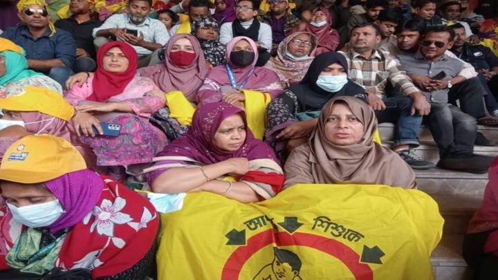 ৬ দফা দাবিতে ৯ম দিনে অধিদপ্তরের সামনে অবস্থান স্বাস্থ্য সহকারীদের 