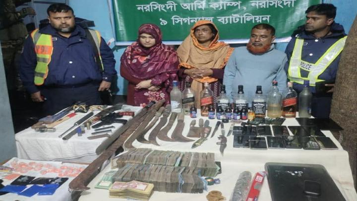 শিবপুরে যৌথবাহিনীর অভিযানে বিপুল পরিমাণ অস্ত্র ও মাদক উদ্ধার, গ্রেপ্তার ৭