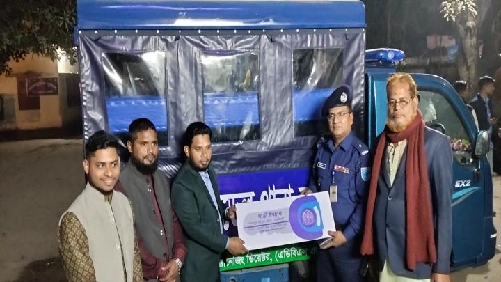 শিবপুর মডেল থানাকে পিকআপ গাড়ি উপহার দিলেন ওসমান মৃধা ও লোকমান মৃধা 