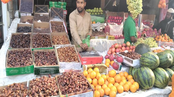 নরসিংদীতে ফলের দাম অস্বাভাবিক : অনেকে ইফতার করেন ছোলা-মুড়ি দিয়ে