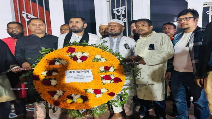 একুশে শহিদদের প্রতি সারোয়ার মৃধার শ্রদ্ধা নিবেদন