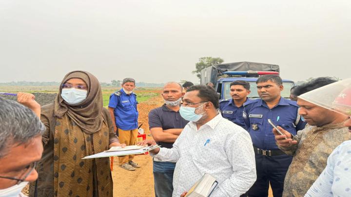 নরসিংদীর পাঁচদোনায় অবৈধভাবে মাটি উত্তোলনের দায়ে তিন লাখ টাকা জরিমানা 