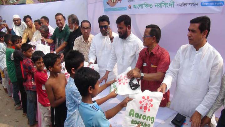 আলোকিত নরসিংদীর উদ্যোগে দেয়া ঈদের নতুন জামা পেয়ে খুশি পথশিশুরা 