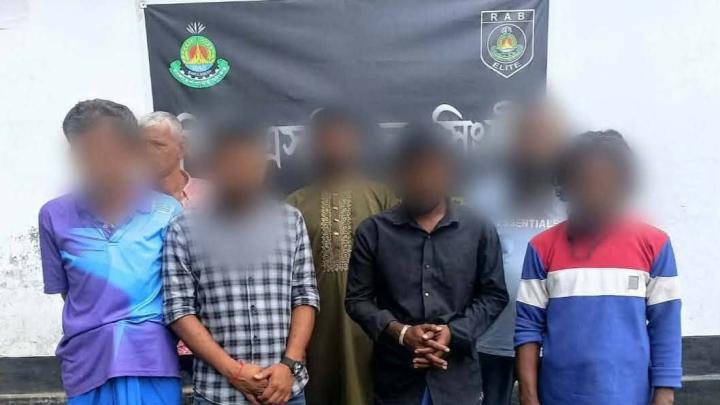 নরসিংদী সদর হাসপাতাল থেকে দালালচক্রের ১৩ সদস্য আটক